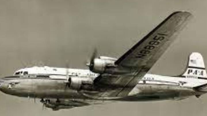 যাত্রী নিয়ে উড়েছিল বিমান। তার পর রেডার থেকে গায়েব। না পাওয়া গিয়েছিল ধ্বংসাবশেষ, না অন্য কোথাও অবতরণের খবর। তার পর প্রায় ভুলেই গিয়েছিলেন সকলে। হঠাৎ ৩৭ বছর পর নাকি আবির্ভূত হয়ে সেই বিমান! তার পর আবারও গায়েব। আজও সেই রহস্যের কিনারা হয়নি। যদিও এমন কিছু ঘটেইনি বলে দাবি করেন অনেকে। ছবি: পিক্সাবে।