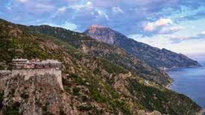 ফলে জীবিতকালে কোনও নারীর দর্শন হয়নি মাইকেলের। চার দেওয়ালের মধ্যে, একলাই গোটা জীবন কাটে তাঁর। বাইরের জগতের সঙ্গে পরিচয় ঘটেনি কখনও। যখন মারা যান মাইকেল, মাউন্ট আথোসেই সমাধিস্থ করা হয় তাঁকে। নারীকে কেমন দেখতে, তা জানতে না পেরেই মারা যান মাইকেল। ছবি: ফ্রিপিক