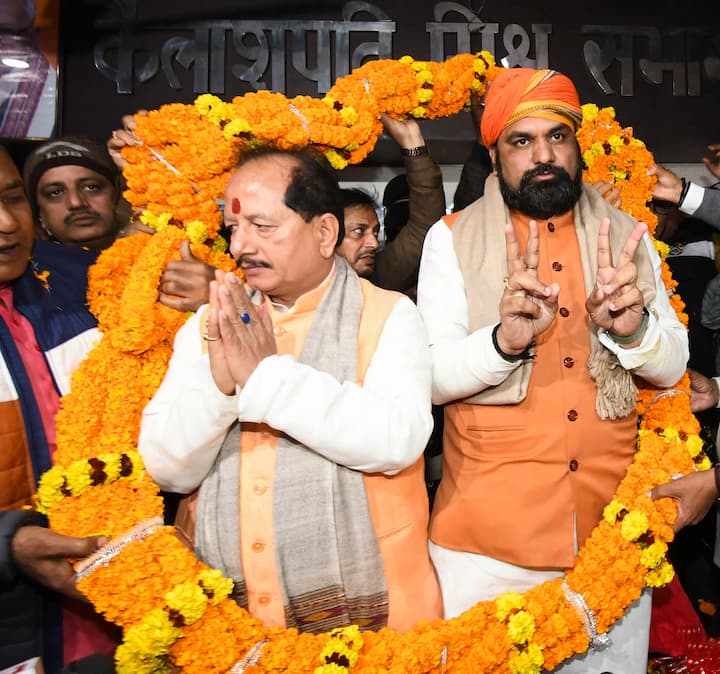 बिहार की नई सरकार में विजय कुमार सिन्हा और सम्राट चौधरी ने उपमुख्यमंत्री के रूप में शपथ ली है. सम्राट चौधरी को विधायक दल का नेता और विजय कुमार सिन्हा को उपनेता चुना गया था. क्या आपको पता है दोनों नेताओं में सबसे ज्यादा अमीर कौन है?