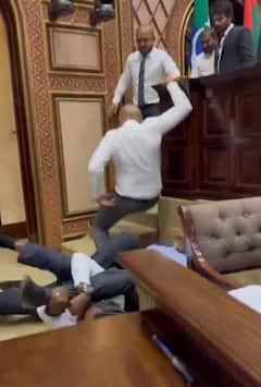 मालदीव की संसद में सत्तारूढ़ और विपक्षी सांसदों के बीच हुई झड़प, जमकर चले लात-घूंसे