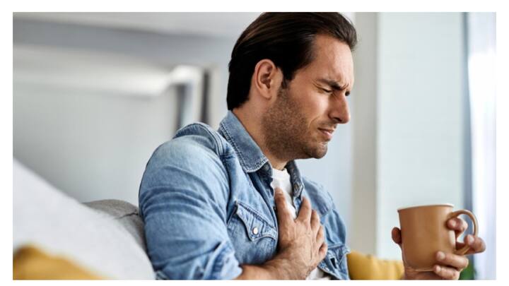 सर्दियों के मौसम में हार्ट अटैक का खतरा अधिक हो जाता है. ठंड के कारण रक्तवाहिकाएं सिकुड़ जाती हैं, जिससे ब्लड प्रेशर बढ़ जाता है. इसके अलावा, सर्दी के मौसम में शरीर में कोलेस्ट्रॉल का स्तर भी बढ़ जाता है. ये दोनों ही कारक हृदय रोग का खतरा बढ़ा देते हैं.