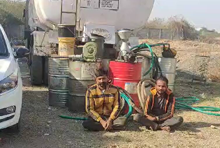 Amreli News: Petrol and Diesel Hammer big Racket caught by SMC near Pipavav Amreli, Local News Amreli: પીપાવાવમાંથી પેટ્રૉલ -ડિઝલ ડામરનું મોટુ રેકેટ ઝડપાયુ, SMCએ દરોડામાં 34 લાખથી વધુના મુદ્દામાલ સાથે બેને ઝડપ્યા
