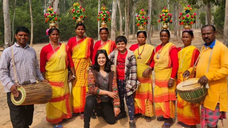 Priyanka Sarkar enjoying the flavor of Shantiniketan with son Sohoj see the video Priyanka Sarkar: শ্যুটিং থেকে ছুটি নিয়ে সোনাঝুরির আমেজ মাখছেন প্রিয়ঙ্কা, সঙ্গী শুধুই সহজ