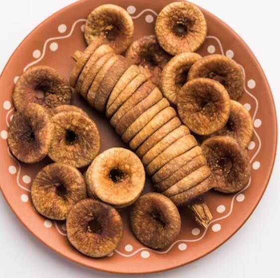 ਸੁੱਕੇ ਮੇਵੇ ਦੀ ਗੱਲ ਕਰੀਏ ਤਾਂ ਅੰਜੀਰ ਨੂੰ ਕੈਲਸ਼ੀਅਮ ਨਾਲ ਭਰਪੂਰ ਮੰਨਿਆ ਜਾਂਦਾ ਹੈ। ਸੁੱਕੇ ਅੰਜੀਰ ਦਾ ਨਿਯਮਤ ਸੇਵਨ ਕਰਨ ਨਾਲ ਤੁਸੀਂ ਕੈਲਸ਼ੀਅਮ ਦੀ ਖੁਰਾਕ ਲੈ ਸਕਦੇ ਹੋ।