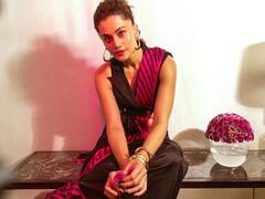 Tapsee Photos : ఈ మధ్య పువ్వులతోనే ఫోటోషూట్​ చేస్తున్న తాప్సీ.. ఎందుకంటే..