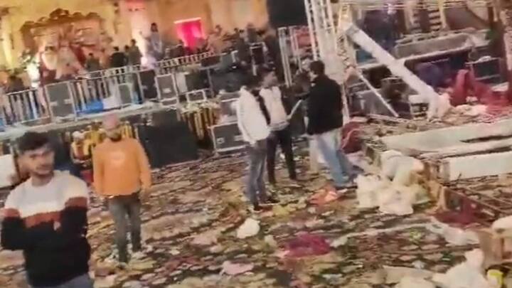 डीसीपी राजेश देव से मिली जानकारी के मुताबिक, बीते 26 वर्षों से कालकाजी मंदिर परिसर में माता का जागरण होता आ रहा है. जिसके लिए कोई औपचारिक अनुमति तो नहीं दी गयी थी, लेकिन कानून-व्यवस्था बनाये रखने के लिए वहां पर पर्याप्त पुलिस बलों की तैनाती की गई थी. देर रात साढ़े 12 बजे तक जागरण में काफी संख्या में लोग जुट गए थे और तकरीबन डेढ़ हजार से ज्यादा लोग जागरण में मौजूद थे.