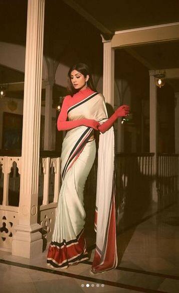 ਇਨ੍ਹਾਂ ਤਸਵੀਰਾਂ 'ਚ ਸ਼ਿਲਪਾ ਸ਼ੈੱਟੀ ਸਿੰਪਲ ਸਾੜ੍ਹੀ ਅਤੇ ਲਾਲ ਰੰਗ ਦੇ ਟਰਟਲਨੇਕ ਫੁੱਲ ਸਲੀਵ ਬਲਾਊਜ਼ 'ਚ ਬੇਹੱਦ ਖੂਬਸੂਰਤ ਲੱਗ ਰਹੀ ਹੈ।