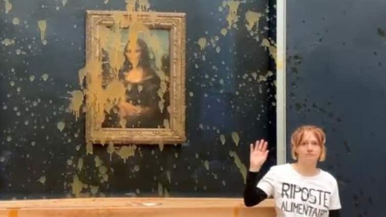 Two climate activists throw soup at Mona Lisa painting in Paris in support of healthy food system Video: मोनालिसा की पेंटिंग पर फेंक दिया सूप, पेरिस के म्यूजियम में क्लाइमेट एक्टिविस्टों ने किया हंगामा