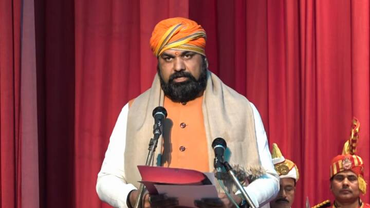 बिहार बीजेपी अध्यक्ष सम्राट चौधरी (Samrat Choudhary) ने बिहार की नई सरकार में उपमुख्यमंत्री के रूप में शपथ ली है. सम्राट चौधरी कुशवाहा (कोइरी) समाज से आते हैं. बिहार के जाति सर्वे की रिपोर्ट के मुताबिक, राज्य में 4.21 फीसदी लोग कोइरी समाज से हैं, जिनकी संख्या 55 लाख से ज्यादा (5,506,113) है. सम्राट चौधरी दिग्गज नेता शकुनी चौधरी के बेटे हैं. उन्होंने 1990 में राजनीति में कदम रखा था. वह 1999 में राबड़ी देवी सरकार में कृषि मंत्री बने थे. 2000 और 2010 में वह परबत्ता से विधायक बने थे. 2014 में वह नगर विकास विभाग मंत्री थे. 2018 में आरजेडी छोड़कर बीजेपी में शामिल हो गए थे. वह एनडीए सरकार में पंचायती राज मंत्री रहे थे.