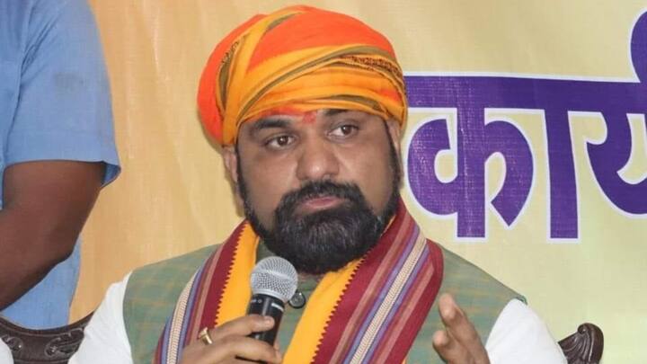 चुनाव आयोग को दी गई जानकारी के मुताबिक सम्राट चौधरी के पास कुल 7 करोड़ 94 लाख 15 हजार 152 रुपये की अचल संपत्ति है. सम्राट चौधरी के ऊपर 68 लाख रुपये की देनदारी है.
