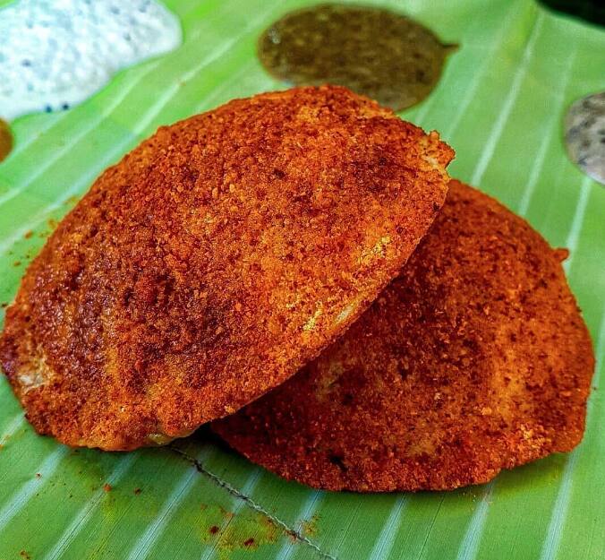 பொட்டு கடலை சேர்த்து 2 நிமிடம் வறுக்கவும். பின்பு ஆறவிடவும். அதே பானில் நல்லெண்ணெய் ஊற்றி, குண்டூர் சிவப்பு மிளகாய், காஷ்மீரி சிவப்பு மிளகாயை சேர்த்து மிதமான தீயில் வறுக்கவும்.