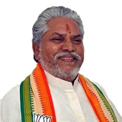 2020 के चुनावी हलफनामे के मुताबिक डॉ प्रेम कुमार के पास 1 करोड़ 53 लाख से ज्यादा की संपत्ति है. इसके अलावा उनके पास 24 ग्राम सोना भी है, जबकि उनकी पत्नी प्रभावती देवी के पास 60 ग्राम सोना है. उनके पास एक टाटा सफारी कार भी है और उसकी कीमत 11 लाख 36 हजार 373 रुपये बताई गई.