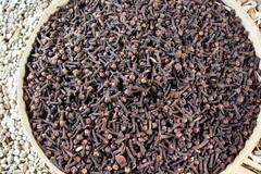 Health Benefits of Clove : इवल्याश्या लवंगाचे चमत्कारिक फायदे; 'असं' बनवा लवंगाचे पाणी
