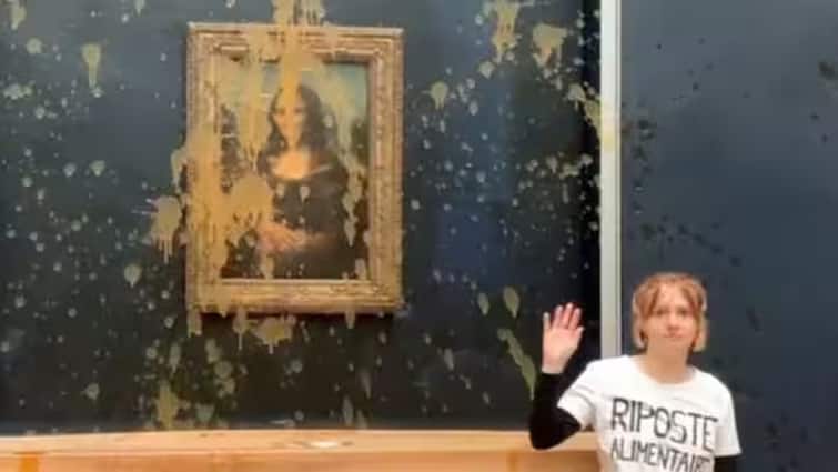 Climate activists throw soup at Mona Lisa  painting in Paris watch video Video : मोनालिसाच्या तैलचित्रावर सूप फेकले; पॅरिसच्या म्युझियममध्ये पर्यावरणवादी कार्यकर्त्यांचे  आंदोलन