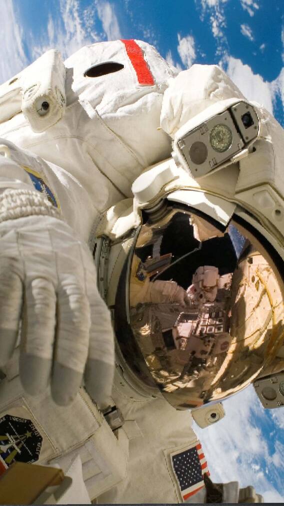 अंतराळवीरांना 'या' 8 गोष्टी अंतराळात खाता येत नाहीत...!