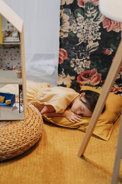 Sleeping on the floor : ' जमिनीवर झोपणे 'आरोग्यासाठी असे आहे फायदेशीर !