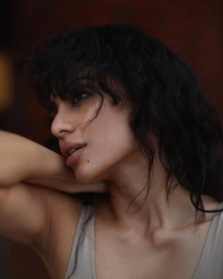 இவர் இன்ஸ்டாகிராமில் ஆக்டிவாக இருக்கும் நடிகைகளுள் ஒருவர்.