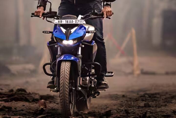 ਜੇਕਰ ਪਾਵਰਟ੍ਰੇਨ ਦੀ ਗੱਲ ਕਰੀਏ ਤਾਂ ਇਹ ਏਅਰ-ਕੂਲਡ 125cc, ਸਿੰਗਲ-ਸਿਲੰਡਰ ਇੰਜਣ ਨਾਲ ਲੈਸ ਹੈ, ਜੋ 8,000rpm 'ਤੇ 11.5hp ਦੀ ਪਾਵਰ ਜਨਰੇਟ ਕਰਦਾ ਹੈ। 125 cc ਬਾਈਕ ਲਈ, ਇਹ ਪਾਵਰ ਆਉਟਪੁੱਟ ਵਧੀਆ ਹੈ ਅਤੇ 125S ਪਲਸਰ ਤੋਂ ਪਿੱਛੇ ਹੈ, ਜੋ ਕਿ ਇਸਦਾ ਮੁੱਖ ਪ੍ਰਤੀਯੋਗੀ ਹੈ। ਇਸ ਦੀ 66kmpl ਦੀ ਈਂਧਨ ਕੁਸ਼ਲਤਾ ਦਾ ਦਾਅਵਾ ਕੀਤਾ ਗਿਆ ਹੈ। ਇਹ 5.9 ਸੈਕਿੰਡ ਵਿੱਚ 0-60 km/h ਦੀ ਰਫਤਾਰ ਫੜ ਸਕਦਾ ਹੈ, ਜਦਕਿ ਇਸ ਵਿੱਚ i3S ਆਈਡਲ ਸਟਾਪ ਸਟਾਰਟ ਸਿਸਟਮ ਵੀ ਹੈ।