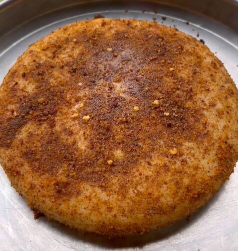 பின்னர் வறுத்த பருப்பு, வேர்க்கடலை சேர்த்து அரைக்கவும்.கடைசியாக வறுத்த தேங்காய், பூண்டு, புளி மற்றும் கல் உப்பு, பெருங்காய தூள் மற்றும் சர்க்கரை சேர்த்து பொடியாக அரைக்கவும்.
