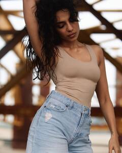 Sobhita Dhulipala Photos: హాలీవుడ్‌కు వెళ్తున్న తెలుగమ్మాయ్ - డెనిమ్ షార్ట్, టాప్‌లో స్లిమ్ బ్యూటీని చూశారా?