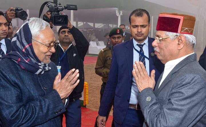 तुम्हाला माहीत आहे का राजकारणात नितीश कुमार यांनी गेल्या काही वर्षात किती वेळा पलट्या मारल्या,(Photo Credit : PTI)