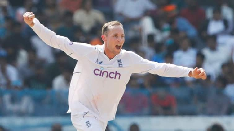 Who is Tom Hartley Here Know His Profile IND vs ENG 1st Test Latest Sports News Tom Hartley Profile: कौन हैं भारतीय बल्लेबाजों को दिन में तारे दिखाने वाले टॉम हार्टले? डेब्यू टेस्ट में पंजा खोल इंग्लैंड को जिताया