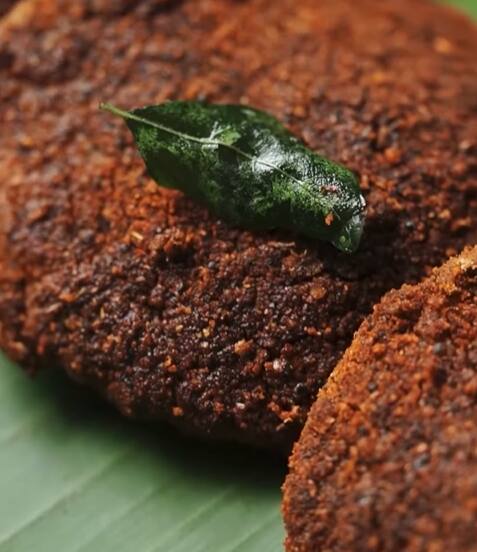 மீண்டும் அதே கடாயில் நல்லெண்ணெய் ஊற்றி, துருவிய தேங்காய், பூண்டு மற்றும் புளியை சேர்த்து சேர்த்து வறுக்கவும். வறுத்த மிளகாயை மிக்ஸியில் சேர்த்து பொடியாக அரைக்கவும்.