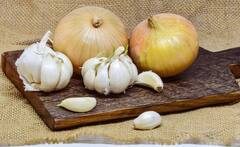 Onion Benefits : कच्चा कांदा आरोग्यासाठी  बहुगुणी; फायदे ऐकाल तर आश्चर्यचकीत व्हाल