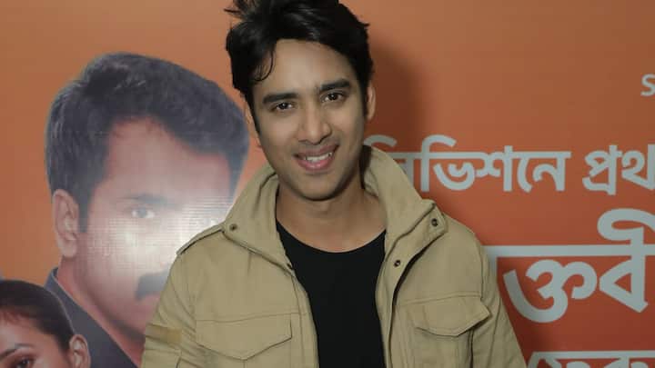 'রক্তবীজ' থ্রিলার হলেও, পুরুষকেন্দ্রিক নয়। সেখানে কাঁধে কাঁধে মিলিয়ে লড়াই করেছেন এক নারীও। আর এই ছবি নেপথ্যে রয়েছেন তিন নারী। পরিচালকের আসনের গুরুদায়িত্বে রয়েছেন নন্দিতা। ছবির চিত্রনাট্য লিখেছেন শর্বরী ও জিনিয়া।