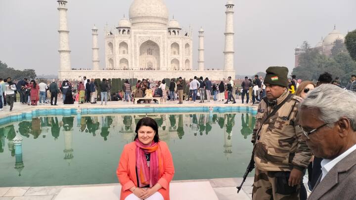 UP News: मोल्दोवन की पूर्व प्रधानमंत्री नतालिया गवरिलिता इन दिनों भारत दौरे पर हैं. अब वह ताजमहल का दीदार करने के लिए उत्तर प्रदेश के शहर आगरा पहुंची हैं. उन्होंने ताज से सामने फोटोशूट भी करवाया.
