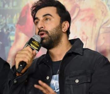 बॉलीवुड एक्टर रणबीर कपूर किसी भी विवाद से हमेशा बचते आए हैं. वो किसी भी मुद्दे पर इसलिए नहीं बोलते क्योंकि उन्हें लगता है कि अगर वो कुछ भी बोलेंगे तो उस बात को अलग ढंग से दिखाया जाएगा और उसे लोग दूसरी तरह से समझेंगे.