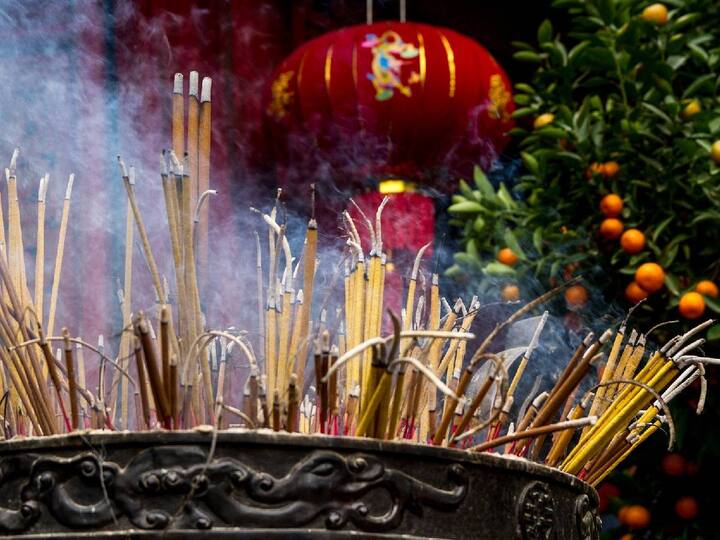 Incense Sticks: அகர்பத்தி உடல்நலனுக்கு கேடு விளைவிக்குமா என்று நிபுணர்கள் கூறுவதை காணலாம்.