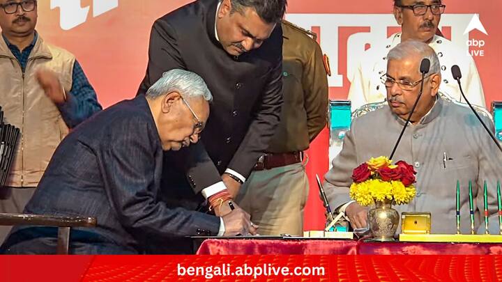 জেডি(ইউ) প্রধান জানান, এদিন আরও ৮ জন শপথ নিয়েছেন। বাকিরাও দ্রুত শপথ নেবেন। তাঁর কথায়, 'সম্রাট চৌধুরি এবং বিজয়কুমার সিংহ উপমুখ্যমন্ত্রী হিসেবে শপথবাক্য পাঠ করেছেন। বিহারের উন্নয়নের জন্য আমরা কাজ করব।'(ছবি:PTI)