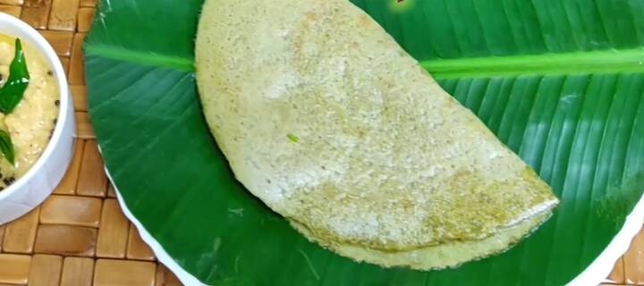 அவ்வளவு தான் மொறு மொறு பச்சைப்பயறு தோசை தயார்!