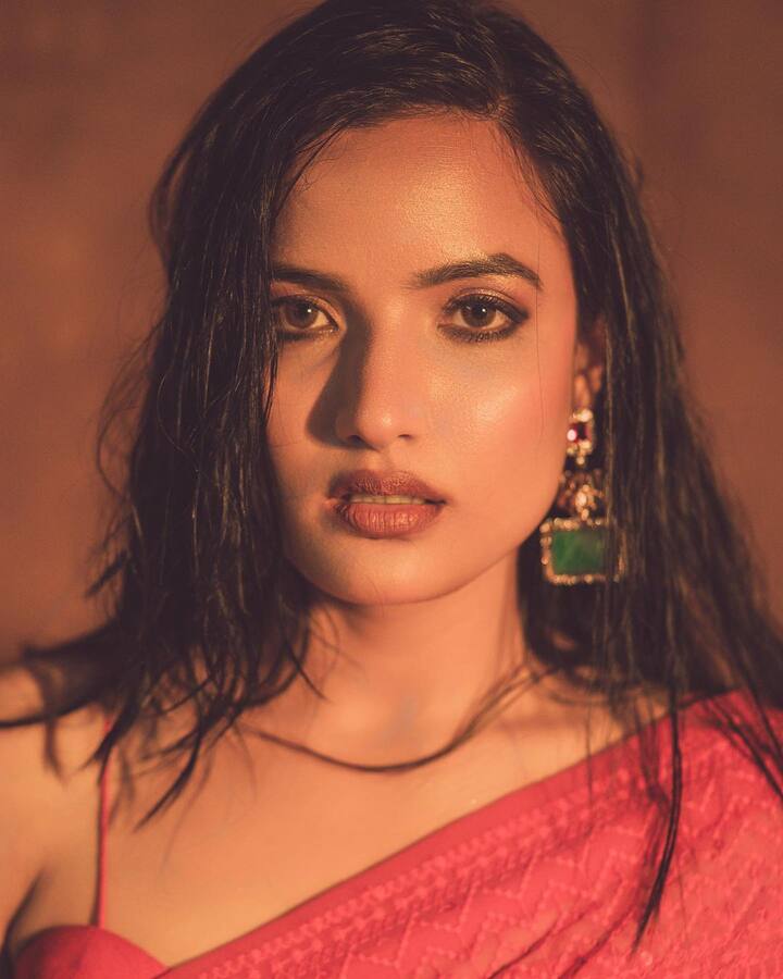 బిగ్ బాస్ రియాలిటీ షో తర్వాత సిరి హనుమంతు కొన్ని సినిమాల్లో చిన్న చిన్న క్యారెక్టర్లలో కనిపించారు. ఇప్పుడు ఆమె యాక్టర్ మాత్రమే కాదు... యాంకర్ కూడా! 'జబర్దస్త్' షోకి యాంకరింగ్ చేస్తున్న సంగతి తెలిసిందే. (Image Courtesy: sirihanmanth / Instagram)