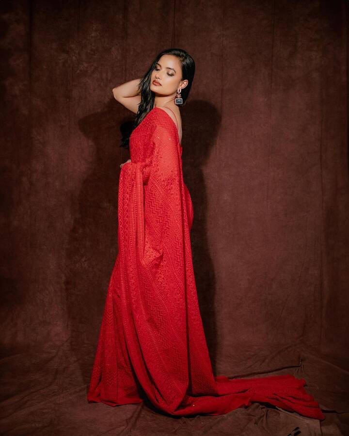 'జబర్దస్త్' షో లేటెస్ట్ ఎపిసోడ్ కోసం సిరి హనుమంతు ఇలా ఎర్ర చీర కట్టారు. బోల్డ్ ఇన్ రెడ్ అంటూ ఈ ఫోటోలను సోషల్ మీడియాలో షేర్ చేశారు. (Image Courtesy: sirihanmanth / Instagram)