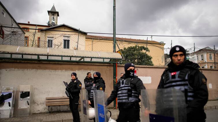 Turkey Istanbul Armed attack on Italian church in Istanbul one person dead says Interior Minister Ali Yerlikaya   Italian Church Attack: नकाबपोश हमलावरों का तुर्किये में इतालवी चर्च पर हमला, एक की मौत, आंतर‍िक मंत्री अली येरलिकाया का दावा