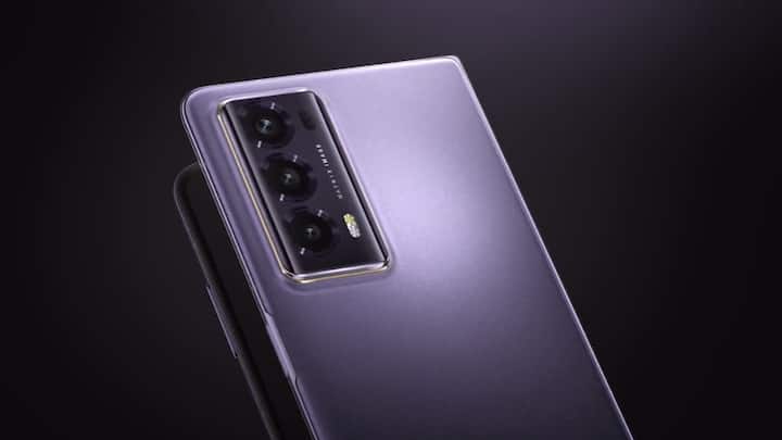 फोटोग्राफी के लिए फोन में ट्रिपल कैमरा सेटअप मिलता है जिसमें 50MP वाइड कैमरा (f/1.9, OIS) के साथ, 50MP अल्ट्रावाइड कैमरा (f/2.0) और एक 20MP टेलीफोटो कैमरा (f/2.4, OIS) मिलता है. मोबाइल से आप 4K वीडियो को रिकॉर्ड कर सकते हैं. फ्रंट में 16MP का कैमरा कंपनी देती है. चीन में इस फोन को कंपनी ने 1,248 डॉलर, लगभग 1,03,735 रुपये में लॉन्च किया है.