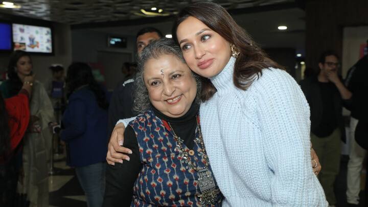 নন্দিতা আর মিমির খুনসুটি.. নজর কাড়ল পরিচালক নায়িকার এই মিষ্টি সম্পর্ক। একসঙ্গে ক্যামেরাবন্দিও হলেন তাঁরা।