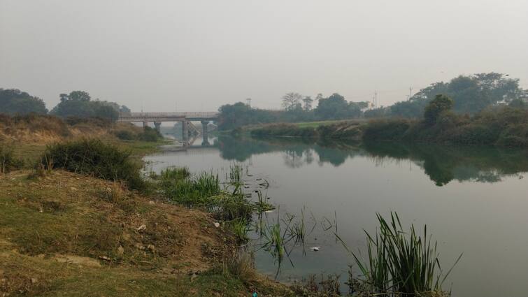 Basti Kuwano River turning into drain Because river is not being cleaned on time ANN UP News: बस्ती की कुआनो नदी का खतरे में है अस्तित्व, धीरे-धीरे नाले में हो रही है तब्दील