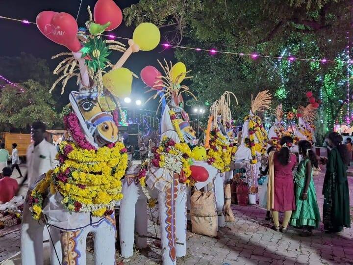 Madurai news Puravi eadupu festival held in Kampur village - TNN மதுரை கம்பூர் கிராமத்தில் நடந்த புரவி எடுப்பு திருவிழா; ஈட்டிக்காரன் அருள் வாக்கை மதிக்கும் கிராம மக்கள் நெகிழ்ச்சி !