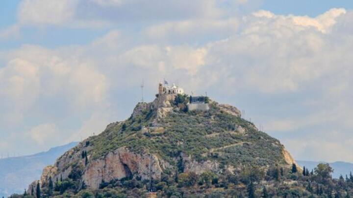 মাউন্ট আথোসকে গ্রিকরা অত্যন্ত পবিত্র স্থান বলে গন্য করেন। রক্ষণশীল খ্রিস্টানদের কাছে অত্যন্ত গুরুত্বপূর্ণ ওই পর্বত। সেখানে ২০ জন সন্ন্যাসী থাকেন। ওই মনাস্ট্রি রক্ষণশীল ইক্যুমেনিক্যাল পেট্রিয়ার্ক অফ কনস্ট্যানটিনপোলের এক্তিয়ারের মধ্যে পড়ে। মাউন্ট আথোস একটি স্বতন্ত্র প্রদেশ হিসেবে চিহ্নিত গ্রিসে। ছবি: পিক্সাবে