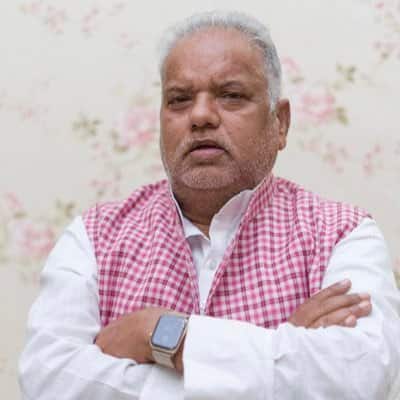 2020 के हलफनामे के में श्रवण कुमार ने बताया कि उनके पास 67 लाख की रुपये की चल संपत्ति है, जबकि उनकी अचल संपत्ति कुल 68 लाख 83 हजार है. इनके पास 42 लाख 82 हजार रुपये की फॉर्च्यूनर भी है.