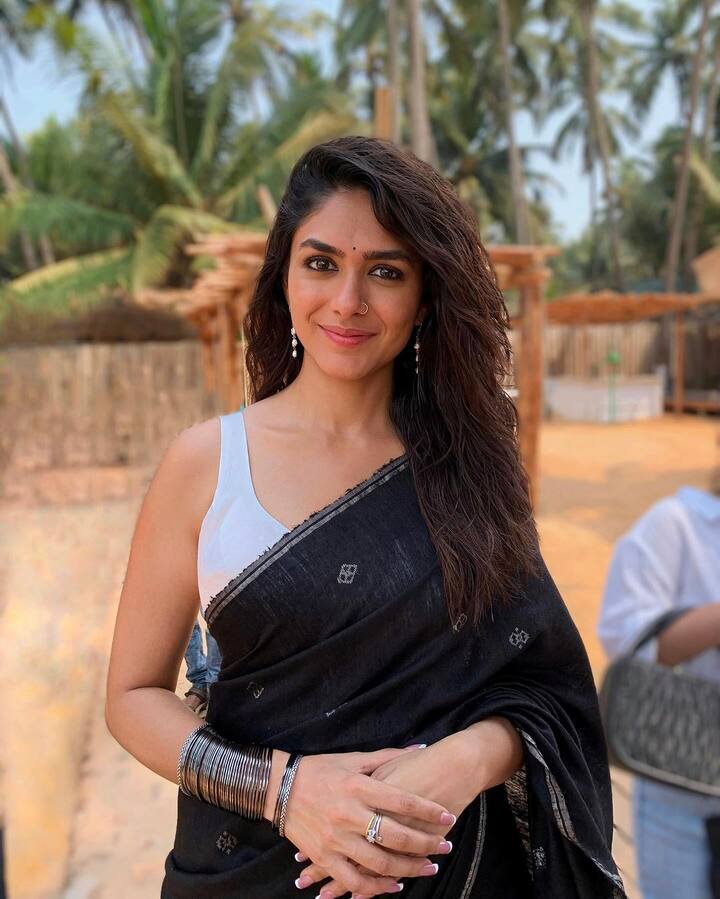 இதனையடுத்து தனது மேக்-அப் டீமிற்கு நன்றி தெரிவித்து இந்த புகைப்படங்களை பதிவிட்டுள்ளார் மிருனாள்.