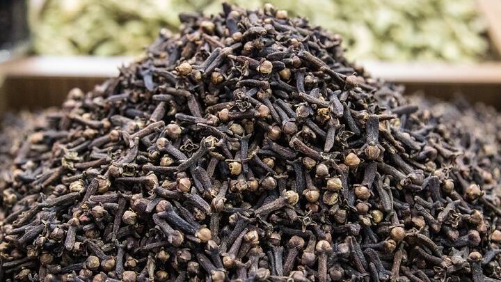 Health Benefits of Clove : इवल्याश्या लवंगाचे  चमत्कारिक फायदे; 'असं' बनवा लवंगाचे पाणी