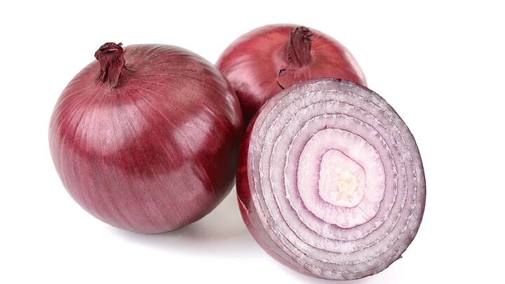 Onion Benefits : कच्चा कांदा आरोग्यासाठी  बहुगुणी; फायदे ऐकाल तर आश्चर्यचकीत व्हाल