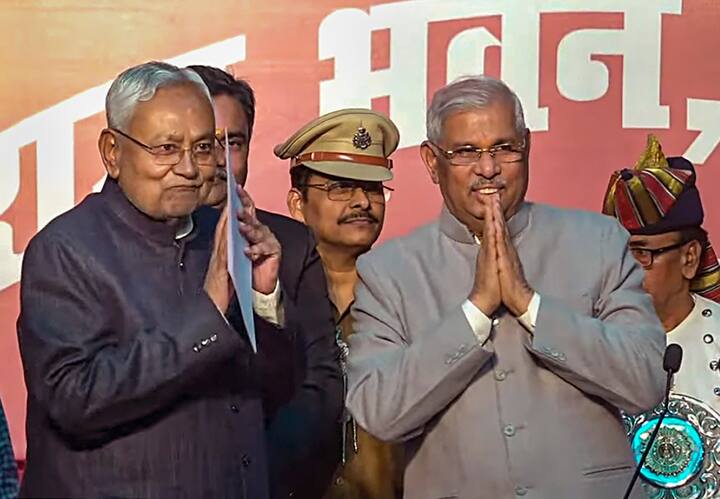 इसके साथ ही नीतीश कुमार ने 9वीं बार सीएम की शपथ ली. उनके साथ 8 मंत्रियों ने भी शपथ ग्रहण किया. क्या आपको पता है बिहार के नए सीएम नीतीश कुमार की कुल संपत्ति कितनी है?