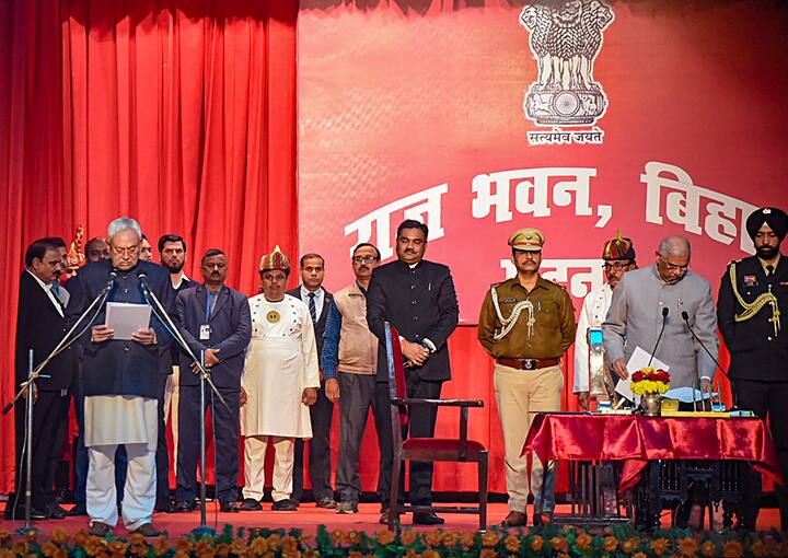 राजीनामा दिल्यानंतर नितीश कुमार यांनी माध्यमांना प्रतिक्रिया दिली.   त्यांनी यावेळी म्हटलं की, महाआघाडीमध्ये परिस्थिती योग्य नव्हती.   बरीच काम राज्यात होत नव्हती. त्यामुळे आम्ही बाहेर पडण्याचा निर्णय घेतला.   तसेच आता आम्ही इंडिया आघाडीमधून बाहेर पडणार आहोत.  image 11