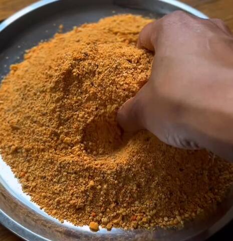 தேவையான பொருட்கள் : நல்லெண்ணெய் - 2 1/2 தேக்கரண்டி, கடலை பருப்பு - 1/2 கப், உளுத்தம் பருப்பு - 1/4 கப், வேர்க்கடலை - 1/4 கப், பொட்டு கடலை - 1/4 கப், குண்டூர் சிவப்பு மிளகாய் - 10, காஷ்மீரி சிவப்பு மிளகாய் - 10, துருவிய தேங்காய் - 1 கப், பூண்டு, புளி, கல் உப்பு - 1 1/2 தேக்கரண்டி, பெருங்காய தூள் - 1/2 தேக்கரண்டி, சர்க்கரை - 1 தேக்கரண்டி.