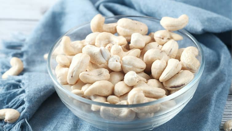 how to differentiate real and fake cashew nuts cashew quality check at home asli nakli kaju marathi news Cashew Nuts : सावधान! तुम्ही बनावट काजू तर खात नाही ना? आरोग्याशी खेळ, दर्जेदार आणि नकली काजू यांच्यातील फरक कसा ओळखाल, जाणून घ्या